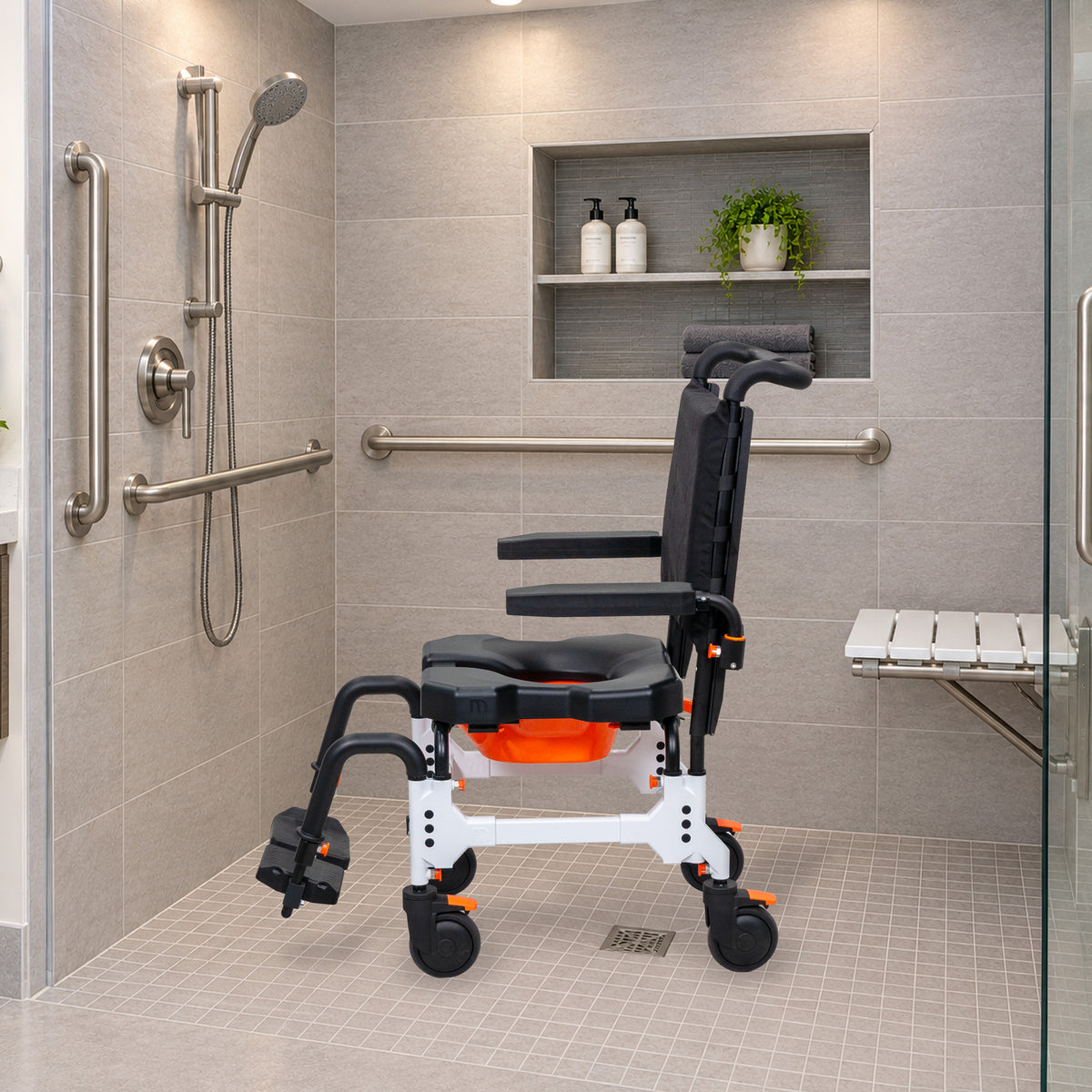 Silla de ducha e inodoro con propulsión por asistente MetaPal M1-AP in a shower